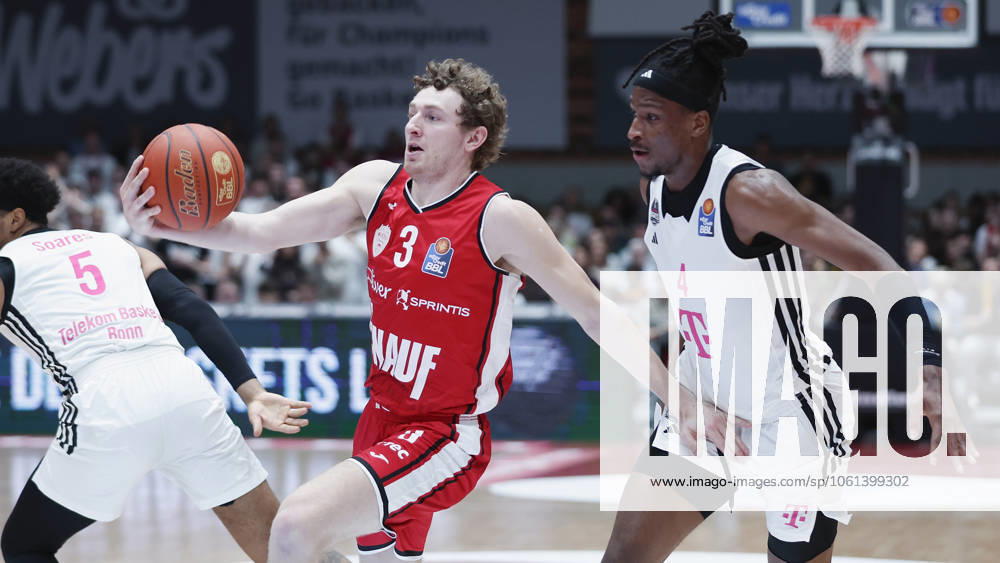 In the picture from left Calvin Wishart Wuerzburg Baskets, 3 on the ball against Phlandrous Fleming Jr Telekom Baskets Bonn, 4 26 04 2025, Basketball, BBL, FIT One Wuerzburg Baskets Telekom Baskets Bonn, Germany, Wuerzburg, Tectake Arena,