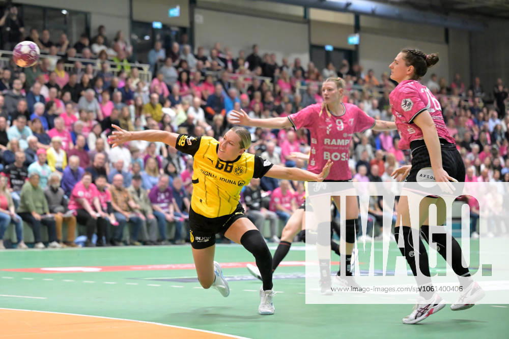 Dana Bleckmann BVB Borussia Dortmund Handball, 66 vs Svenja Huebner TusSies Metzingen, 26 TusSies Metzingen vs BVB Borussia Dortmund Handball, Handball, HBF, Playoff, Quarterfinal Game 2, Season 2024 2025, 26 04 2025 TusSies Metzingen vs BVB Borussia Dortmund Handball, Handball, HBF, Playoff, Quarterfinal Game 2, Season 2024 2025, 26 04 2025 Metzingen