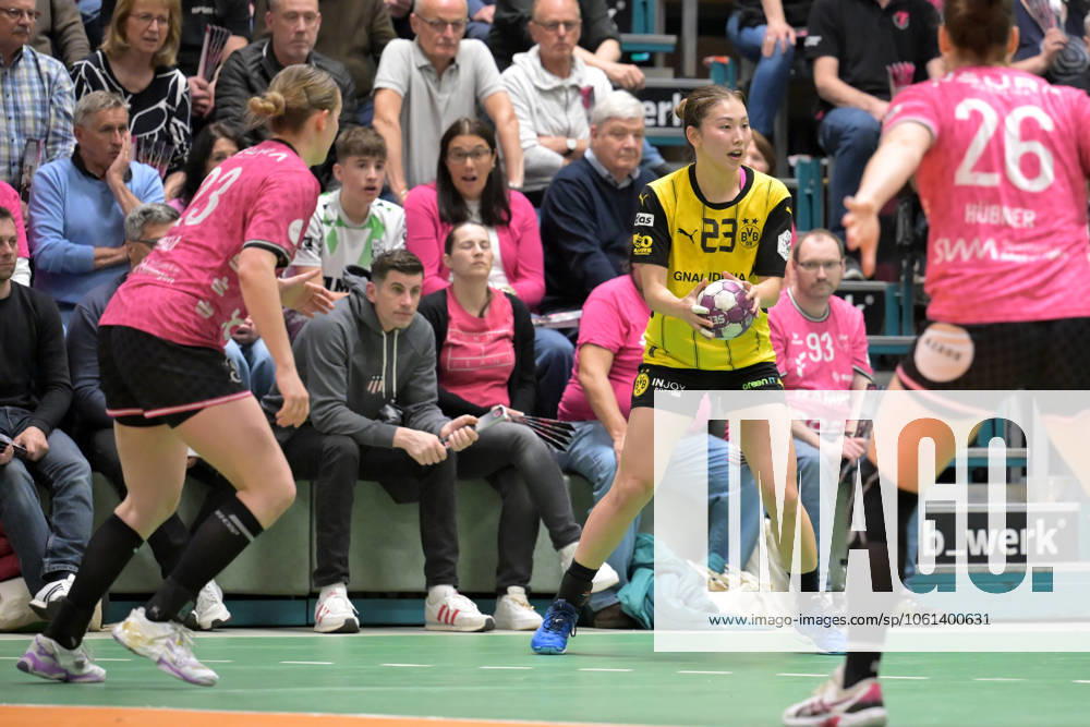 Haruno Sasaki BVB Borussia Dortmund Handball, 23 vs Verena Osswald TusSies Metzingen, 23 TusSies Metzingen vs BVB Borussia Dortmund Handball, Handball, HBF, Playoff, Quarterfinal Game 2, Season 2024 2025, 26 04 2025 TusSies Metzingen vs BVB Borussia Dortmund Handball, Handball, HBF, Playoff, Quarterfinal Game 2, Season 2024 2025, 26 04 2025 Metzingen