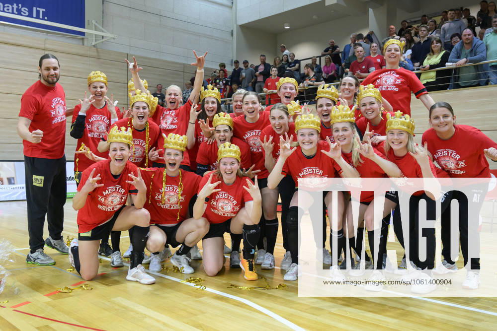 Wildcats celebrate after 38 23 home win and the championship won, promotion, SV Union Halle Neustadt vs TuS Lintfort, Handball Women, 2 Bundesliga, 26 Matchday, Season 2024 25, 26 04 2025 Halle SWH Arena Sachsen Anhalt Germany
