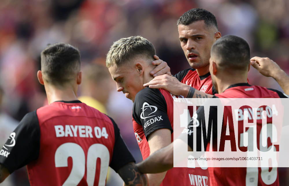 Jubel LEV um Florian WIRTZ LEV , v l Alejandro GRIMALDO LEV , Florian WIRTZ LEV , Granit XHAKA LEV , Emiliano BUENDIA LEV Football 1 Bundesliga, 31 Matchday, Bayer 04 Leverkusen LEV FC Augsburg A 2 0, am 26 04 2025 in Leverkusen Germany DFL regulations prohibit any use of photographs as image sequences and or quasi video Â