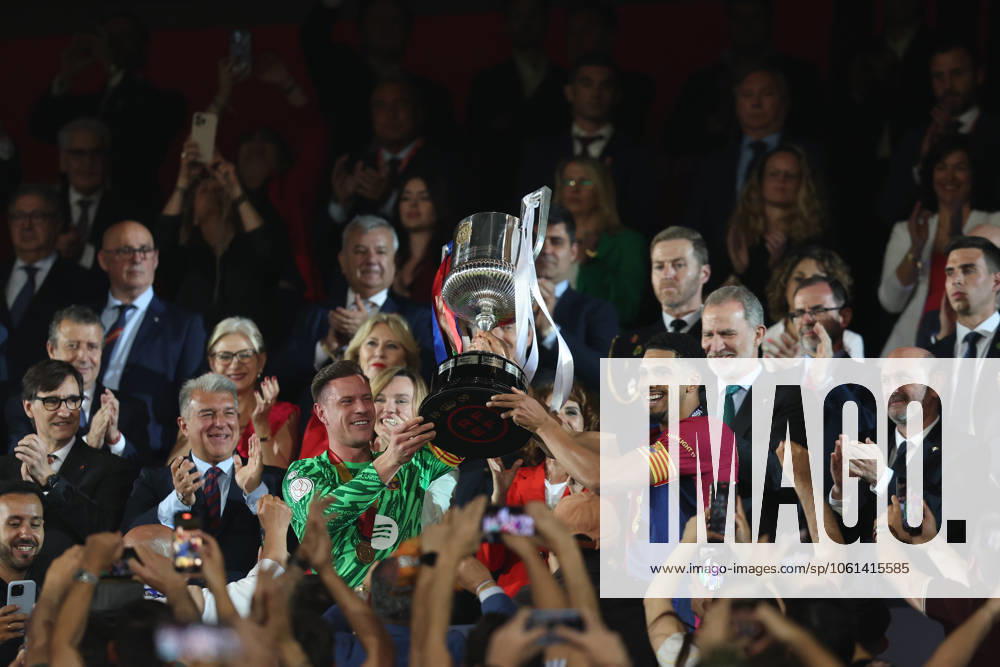 FC Barcelona, Barca Real Madrid CF. Copa del Rey. Final. Ronald Araujo Marc Andre Ter-Stegen of FC Barcelona with the trophy during the Copa del Rey match, Final, between FC Barcelona and Real Madrid CF played at La Cartuja Stadium on April 26, 2025 in Sevilla, Spain. kpng