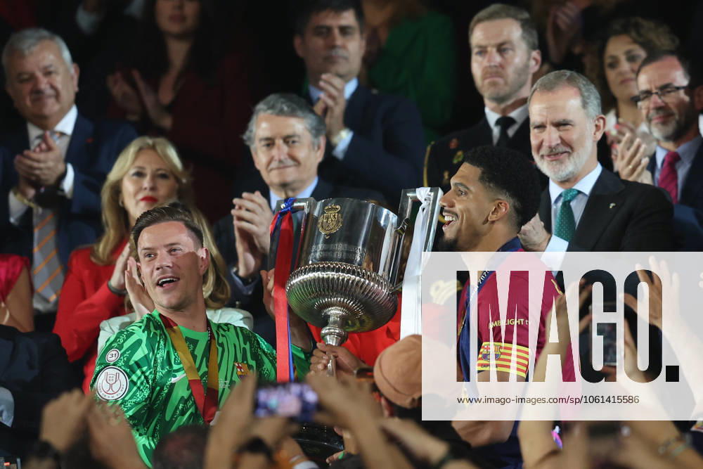 FC Barcelona, Barca Real Madrid CF. Copa del Rey. Final. Ronald Araujo Marc Andre Ter-Stegen of FC Barcelona with the trophy during the Copa del Rey match, Final, between FC Barcelona and Real Madrid CF played at La Cartuja Stadium on April 26, 2025 in Sevilla, Spain. kpng