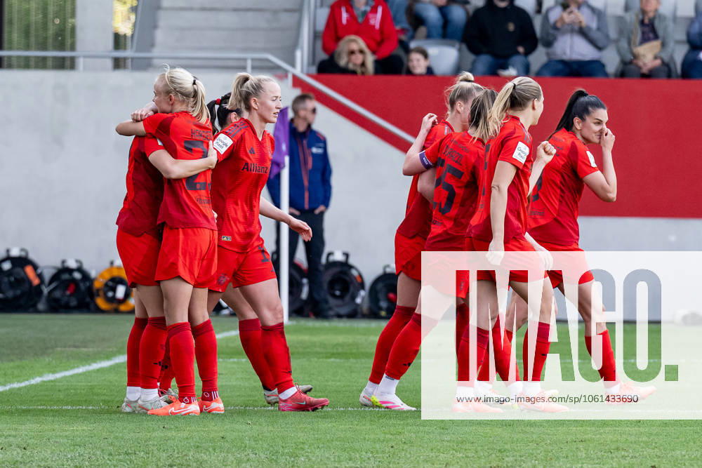 The Munich women celebrate with Pernille Harder FC Bayern Muenchen Frauen, 21 their goal for 2 1 FC Bayern Muenchen Frauen vs SC Freiburg, Football, Google Pixel Frauen Bundesliga, 20 Matchday, Season 2024 2025, 27 04 2025 FC Bayern Muenchen Frauen vs SC Freiburg, Football, Google Pixel Frauen Bundesliga, 20 Spieltag, Saison 2024 2025, 27 04 2025 Muenchen