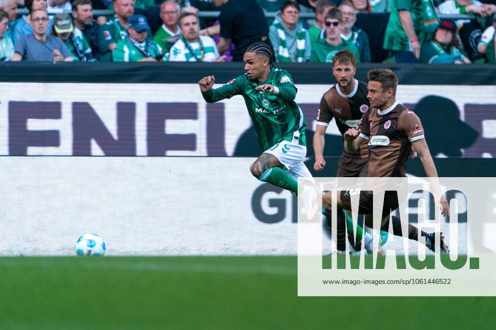 Justin Njinmah SV Werder Bremen, 11 in duel, fight for the ball with Hauke Wahl FC St Pauli, 05 , GER, SV Werder Bremen vs FC St Pauli, Football, Bundesliga, Matchday 31, Season 2024 2025, 27 04 2025 DFL REGULATES PROHIBIT ANY USE OF PHOTOGRAPHS AS IMAGE SEQUENCES AND OR QUASI VIDEO GER, SV Werder Bremen vs FC St Pauli, Football, Bundesliga, Matchday 31, Season 2024 2025, 27 04 2025 Bremen