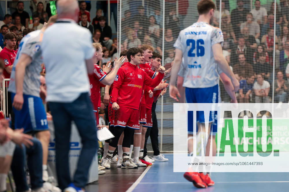 2 Handball Bundesliga, Matchday 29, TuSEM Essen Dessau Rosslauer HV, The players of TUSEM Essen cheer, Essen Am Hallo NRW Germany xRHR PHOTO DEx