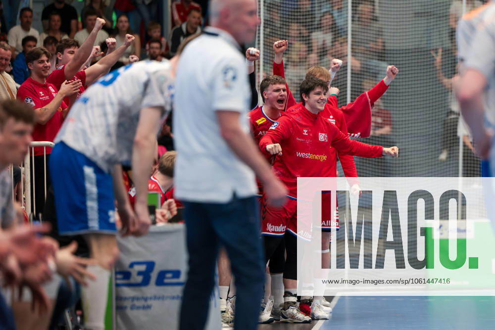 2 Handball Bundesliga, Matchday 29, TuSEM Essen Dessau Rosslauer HV, The players of TUSEM Essen cheer, Essen Am Hallo NRW Germany xRHR PHOTO DEx