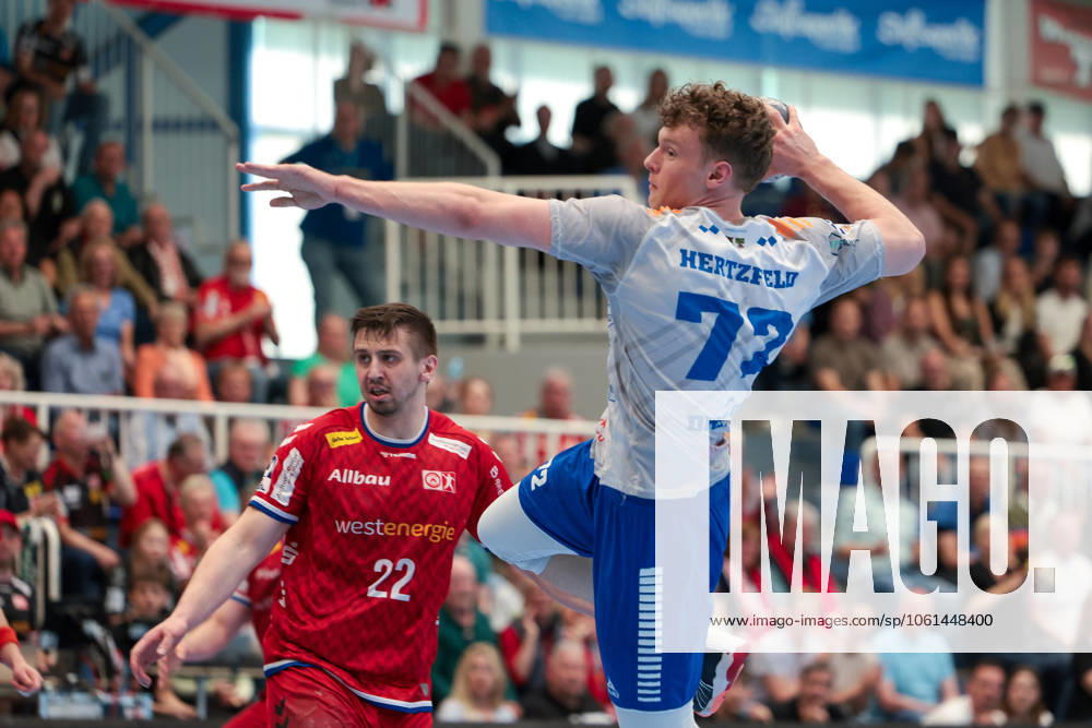 2 Handball Bundesliga, 29 Matchday, TuSEM Essen Dessau Rosslauer HV, f l Dennis Szczesny TuSEM Essen , Tim Maximilian Hertzfeld Dessau Rosslauer HV 06 , Essen Am Hallo NRW Germany xRHR PHOTO DEx
