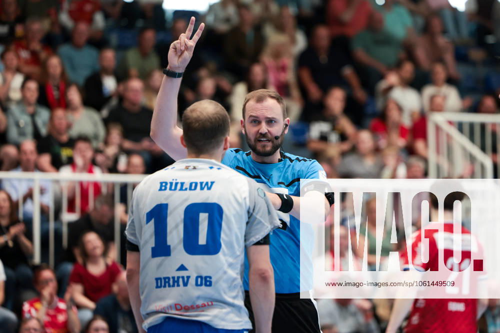 2 Handball Bundesliga, Matchday 29, TuSEM Essen Dessau Rosslauer HV, f l Vincent Bülow Dessau Rosslauer HV 06 gets a time penalty from referee Paul Kijowski, Essen Am Hallo NRW Germany xRHR PHOTO DEx