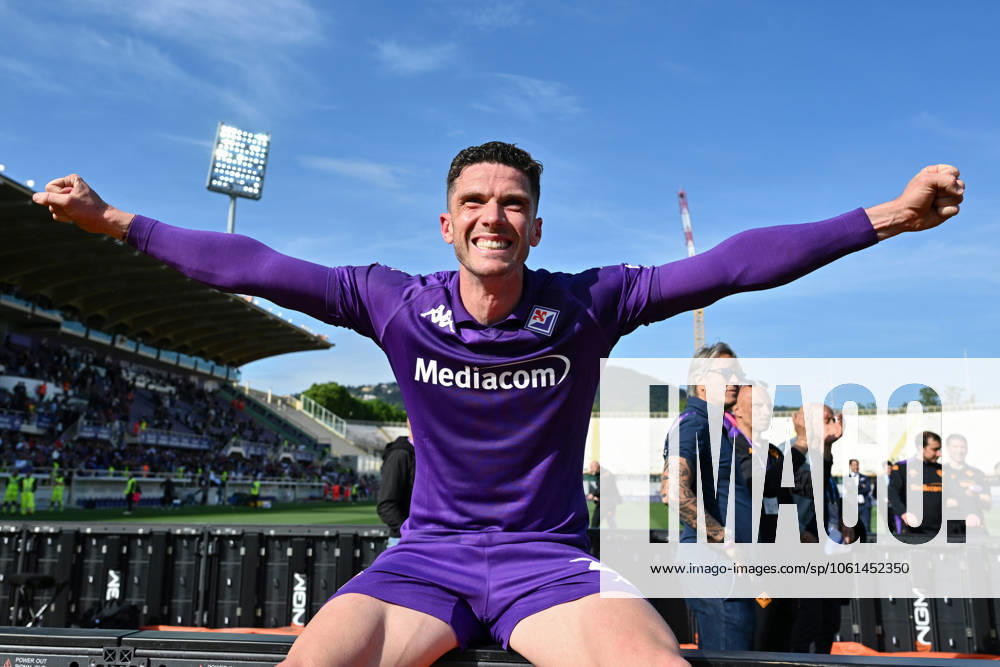 ACF Fiorentina s defender Robin Gosens celebrates the victory during ACF Fiorentina vs Empoli FC, Italian soccer Serie A match in Florence, Italy, April 27 2025