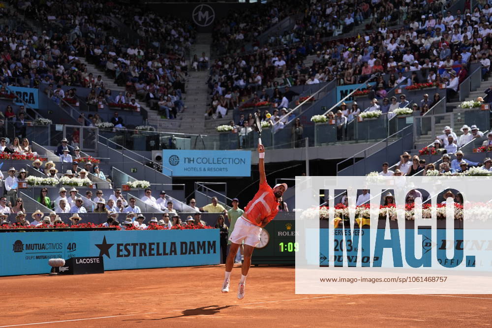 Novak Djokovic of Serbia in action against Matteo Arnaldi of Italy during the Mutua Madrid Open 2025, ATP, Tennis Herren Masters 1000 and WTA, Tennis Damen 1000 tennis tournament, celebrated at Caja Magica on April 26, 2025 in Madrid, Spain. Madrid Spain - ZUMAOpen 20250426_zaa_a181_063