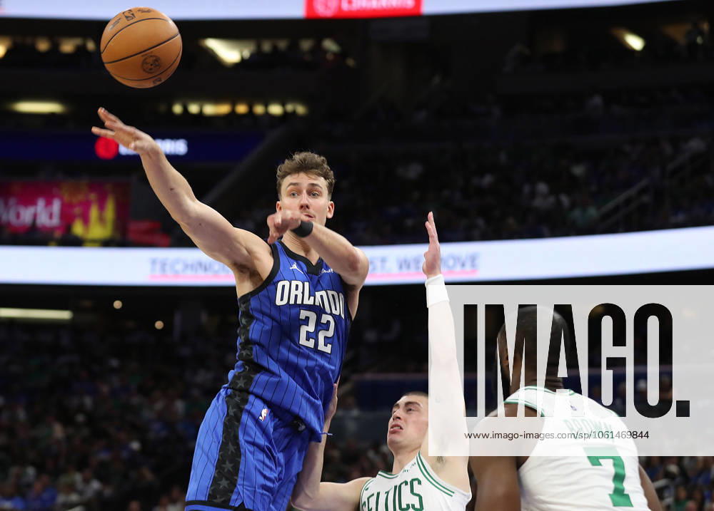Orlando, Fl - Florida, USA: Orlando Magic forward Franz Wagner (22) passes over Boston Celtics guard Jaylen Brown (7) during the NBA, Basketball Herren, USA Playoffs game at the Kia Center on Sunday, April 27, 2025, in Orlando, Florida. Orlando USA - ZUMAm67_ 0814856156st
