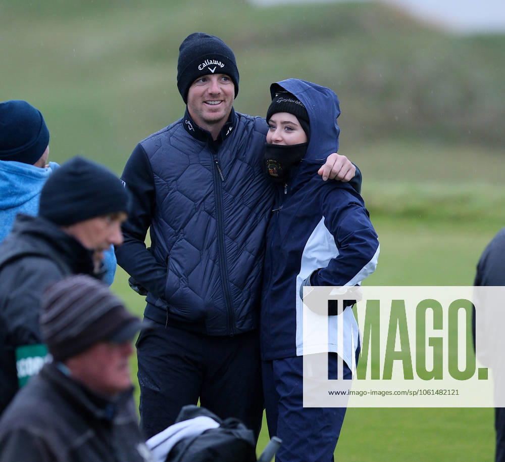 UK: The Alfred Dunhill Links Championship at Kingsbarns, St Andrews, Scotland on 30 September 2022 Pictured: Matt Wallace (England) and his partner Hollywood star Kathryn Newton cuddle up to keep warm on the 8th tee at Kingsbarns during the second round of the Alfred Dunhill Links Championship 2022 St Andrews Fife Scotland