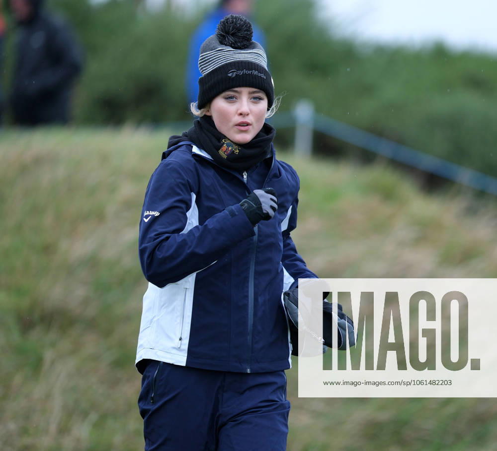 UK: The Alfred Dunhill Links Championship at Kingsbarns, St Andrews, Scotland on 30 September 2022 Pictured: Hollywood star Kathryn Newton runs down the hill on the 10th tee at Kingsbarns during the second round of the Alfred Dunhill Links Championship 2022 St Andrews Fife Scotland