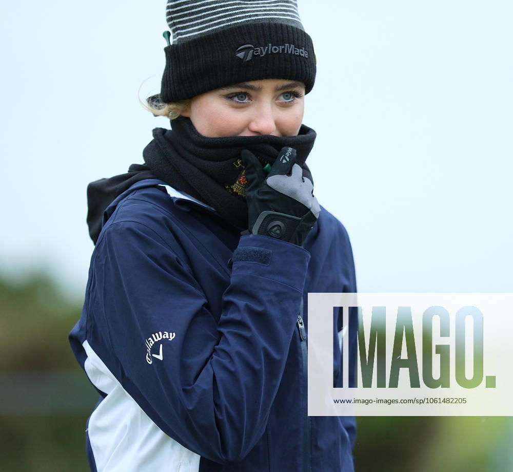 UK: The Alfred Dunhill Links Championship at Kingsbarns, St Andrews, Scotland on 30 September 2022 Pictured: Hollywood star Kathryn Newton wraps up against the cold wind and rain at Kingsbarns during the second round of the Alfred Dunhill Links Championship 2022 St Andrews Fife Scotland