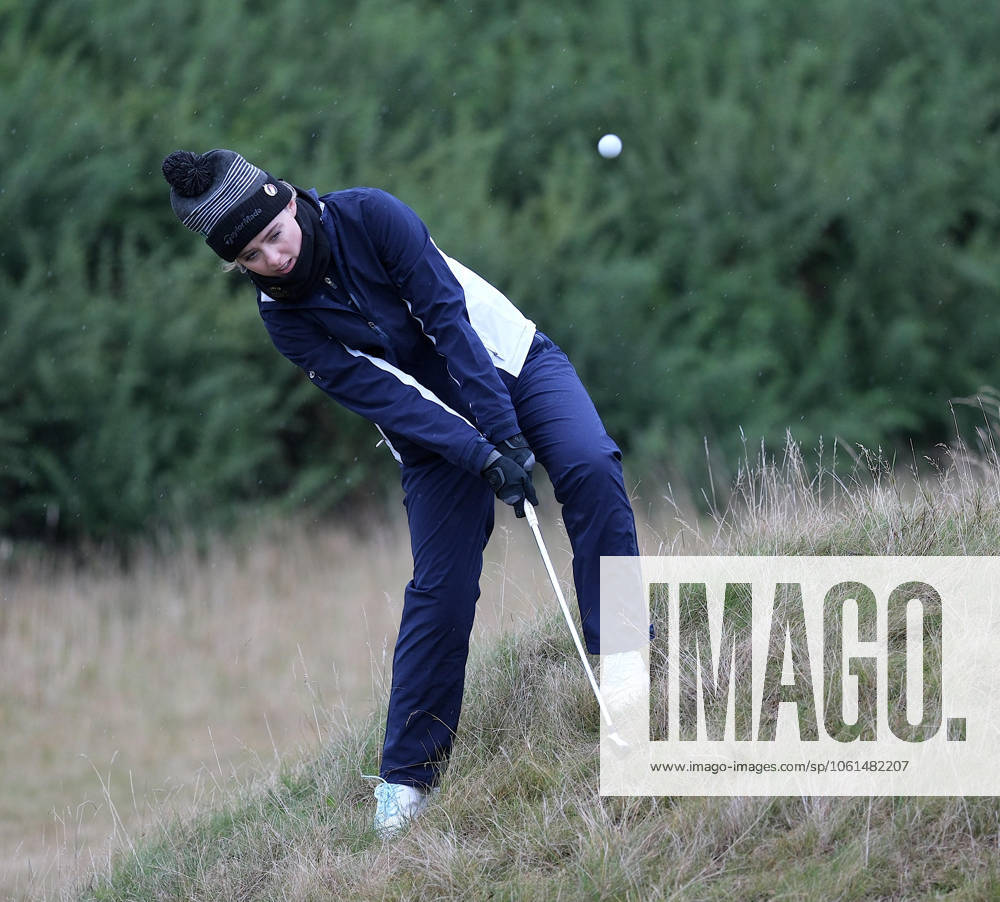 UK: The Alfred Dunhill Links Championship at Kingsbarns, St Andrews, Scotland on 30 September 2022 Pictured: Hollywood star Kathryn Newton plays out of the rough on a slope on the 10th fairway at Kingsbarns during the second round of the Alfred Dunhill Links Championship 2022 St Andrews Fife Scotland