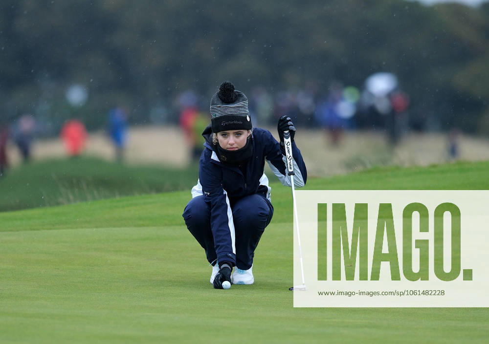 UK: The Alfred Dunhill Links Championship at Kingsbarns, St Andrews, Scotland on 30 September 2022 Pictured: Hollywood star Kathryn Newton on the 10th green Kingsbarns during the second round of the Alfred Dunhill Links Championship 2022 St Andrews Fife Scotland
