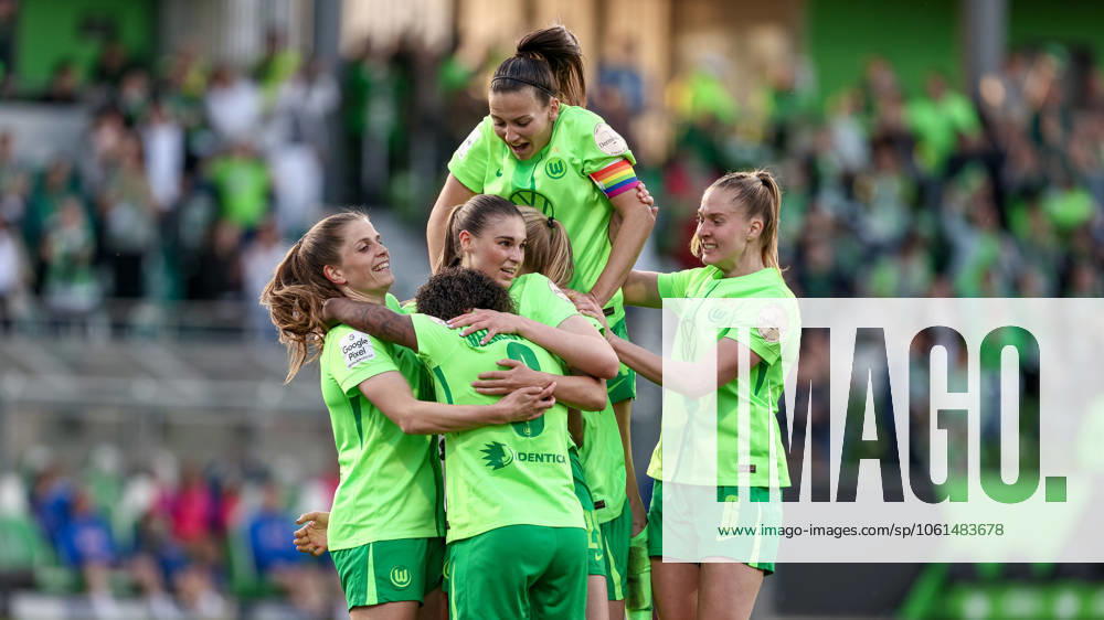 VfL Wolfsburg players with goal celebration, cheering, jubilant, optimistic, game scene, highlight, joy about the goal to 2 1, THE DFB REGULATIONS PROHIBIT ANY USE OF PHOTOGRAPHS AS IMAGE SEQUENCES AND OR QUASI VIDEO , 28 04 2025, Wolfsburg Germany , Football, Google Pixel Womens Bundesliga, VfL Wolfsburg TSG 1899 Hoffenheim