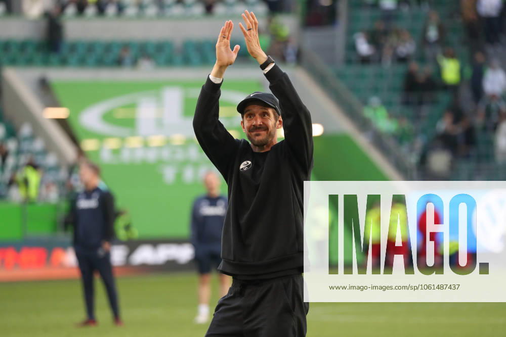 Soccer 1 Bundesliga, VfL Wolfsburg SC Freiburg, f l Julian Schuster SC Freiburg, coach cheering about the victory, cheering after the match Wolfsburg