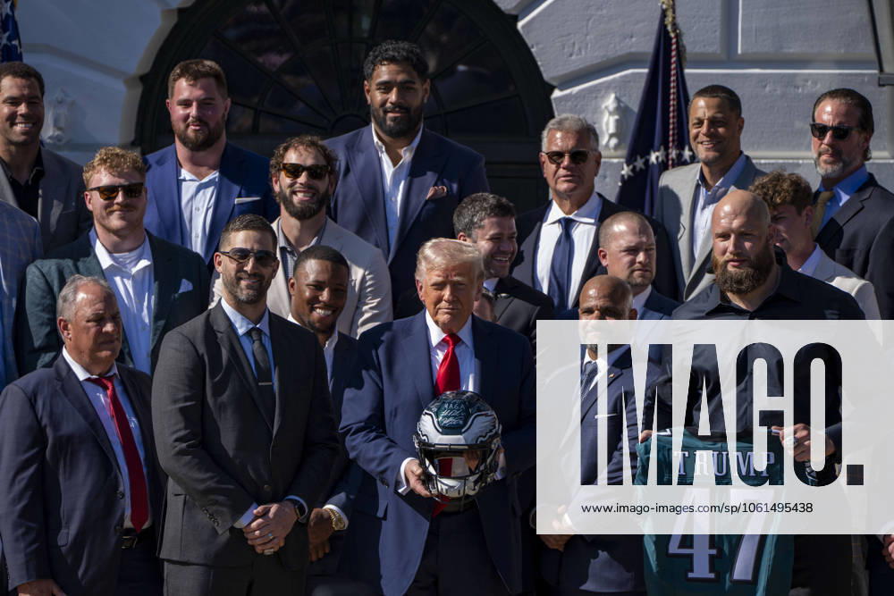 Bilder des Jahres 2025, Sport 04 April Philadelphia Eagles head coach Nick Sirianni, President Donald Trump and offensive tackle Lane Johnson pose for a photo during an event celebrating the Eagles, the 2025 Super Bowl Champions, on the South Lawn of the White House in Washington, DC on Monday, April 28, 2025. The ceremony celebrated both 2025 and 2018 Super Bowl victories. WAP20250428370 BONNIExCASH imago images 0815057572 IMAGO BONNIExCASH