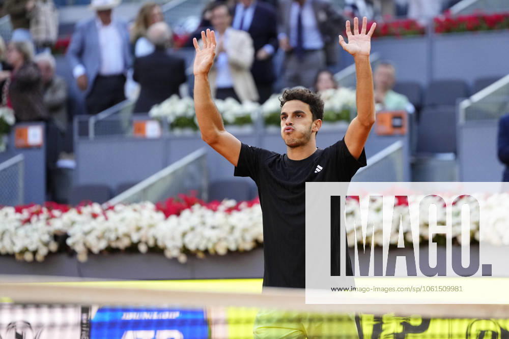 Bilder des Jahres 2025, Sport 04 April Mutua Madrid Open - Day Eight Francisco Cerundolo celebrates the victory after winning the match between Francisco Cerundolo of Argentina and Alexander Zverev of Germany during the Men s Singles Round of 16 match on Day Eight of the Mutua Madrid Open 2025, ATP, Tennis Herren Masters 1000 and WTA, Tennis Damen 1000, tournament celebrates at La Caja Magica on April 29, 2025 in Madrid, Spain. Madrid Spain