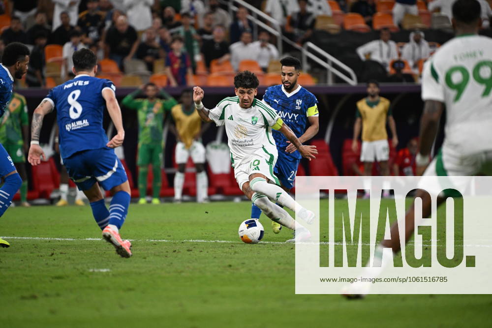 Al Ahli vs Al hilal - AFC Champions League Elite 2025 JEDDAH, SAUDI ARABIA - APRIL 29: Roberto Firmino of Al Ahli Player dribbles past defender during the AFC Champions League Elite match betweenc al ahli saudi fc vs al hilal saudi at alinma bank stadium at king abdullah sports city.