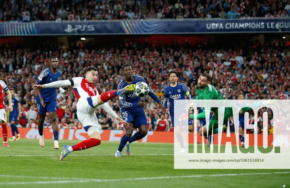 Bilder des Jahres 2025, Sport 04 April Gabriel Martinelli of Arsenal just fails to get his toe to the ball as the beaten PSG goalkeeper Gianluigi Donnarumma dives Arsenal v Paris Saint-Germain, Football, UEFA Champions League, Semi-Final 1st Leg, Emirates Stadium, Islington, London, UK - 29 04 2025 Editorial use only