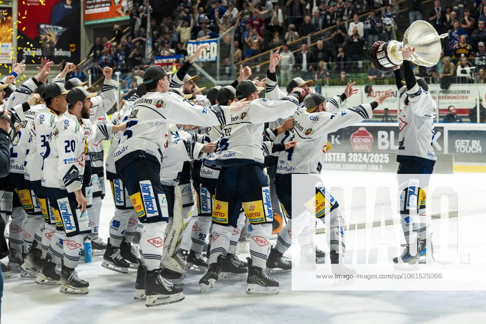 DEL2 Champion 2025 Eisloewen Dresden Pokaluebergabe , GER, Ravensburg Towerstars vs Dresdner Eisloewen, Ice Hockey, DEL2, Season 2024 2025, Playoff Final Game 7, 29 04 25 GER, Ravensburg Towerstars vs Dresdner Eisloewen, Ice Hockey, DEL2, Season 2024 2025, Playoff Final Game 7, 29 04 25 Ravenburg
