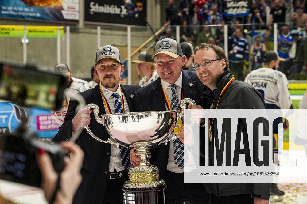 Niklas Sundblad Dresdner Eisloewen, head coach Sundblad Kilpivaara Dresdner Eisloewen, assistant coach Matthias Roos sports director, Eisloewen Dresden with the DEL2 championship trophy, GER, Ravensburg Towerstars vs Dresdner Eisloewen, Ice Hockey, DEL2, Season 2024 2025, Playoff Final Game 7, 29 04 25 GER, Ravensburg Towerstars vs Dresdner Eisloewen, Ice Hockey, DEL2, Season 2024 2025, Playoff Final Game 7, 29 04 25 Ravenburg