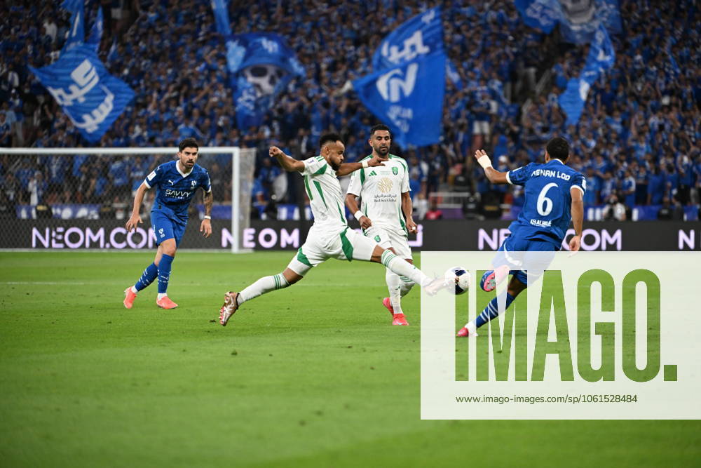 Al Ahli vs Al hilal - AFC Champions League Elite 2025 JEDDAH, SAUDI ARABIA - APRIL 29: Ali Majrashi of Al Ahli =t8=Tough duel on the wing with Renan Lodi of Al Hilal during the AFC Champions League Elite match betweenc al ahli saudi fc vs al hilal saudi at alinma bank stadium at king abdullah sports city.