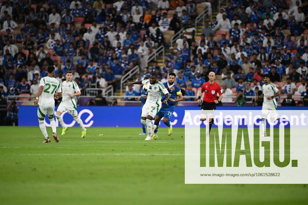 Al Ahli vs Al hilal - AFC Champions League Elite 2025 JEDDAH, SAUDI ARABIA - APRIL 29: FRANCK KESSIE passes the ball during the AFC Champions League Elite match betweenc al ahli saudi fc vs al hilal saudi at alinma bank stadium at king abdullah sports city.