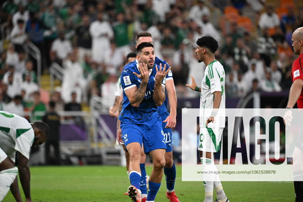 Al Ahli vs Al hilal - AFC Champions League Elite 2025 JEDDAH, SAUDI ARABIA - APRIL 29: Aleksandar MitroviÄ‡ of Al Hilal Player protests a referee s decision . during the AFC Champions League Elite match betweenc al ahli saudi fc vs al hilal saudi at alinma bank stadium at king abdullah sports city.