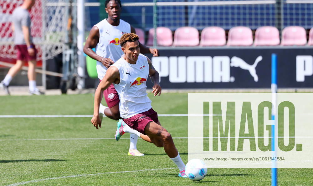 RB Leipzig Training Bundesliga Leipzig, 29 04 2025, RBL Training Center, Fußball Bundesliga , RB LEIPZIG Training , In the picture Antonio Nusa 7, RB Leipzig in front of El Chadaille Bitshiabu 5, RB Leipzig , For editorial use only Only editorial use , Picture Point