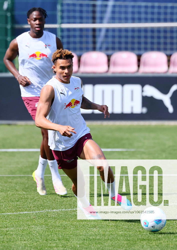RB Leipzig Training Bundesliga Leipzig, 29 04 2025, RBL Training Center, Fußball Bundesliga , RB LEIPZIG Training , In the picture Antonio Nusa 7, RB Leipzig in front of El Chadaille Bitshiabu 5, RB Leipzig , For editorial use only Only editorial use , Picture Point