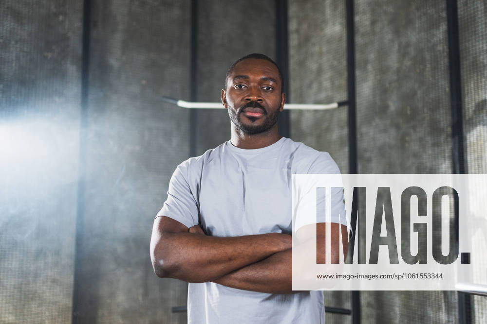 Fitness-Workout im Fitnessstudio. Porträt der afroamerikanischen Mann steht in der Turnhalle mit Motivation Gesundheit Energie bereit für die Ausbildung. Athletic Coach Personal Trainer Fitness-Club-Besitzer. Gesunder Lebensstil. Fitness-Workout im Fitnessstudio. Porträt der afroamerikanischen Mann steht in der Turnhalle mit Motivation Gesundheit Energie bereit für die Ausbildung. Athletic Coach Personal Trainer Fitness-Club-Besitzer. Gesunder Lebensstil. (License=RF) 23299861 ,model released, Symbolfoto