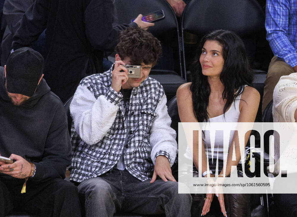 Bilder des Jahres 2025, Sport 04 April April 30, 2025, Los Angeles, California, USA: Timothee Chalamet and Kylie Jenner attend Round One Game Five of the 2025 NBA, Basketball Herren, USA Playoffs between the Los Angeles Lakers and the Minnesota Timberwolves on Wednesday April 30, 2025 at Crypto.com Arena in Los Angeles, California. JAVIER ROJAS PI Los Angeles USA - ZUMAp124 20250430_zaa_p124_050