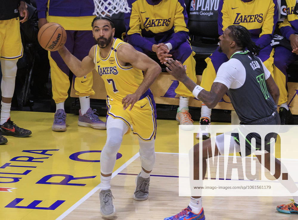Gabe Vincent 7 of the Los Angeles Lakers passes away from Naz Reid 11 of the Minnesota Timberwolves during Round One Game Five of the 2025 NBA, Basketball Herren, USA Playoffs on Wednesday May 30, 2025 at Crypto.com Arena in Los Angeles, California. Lakers lose to Timberwolves, 96-103. JAVIER ROJAS PI Los Angeles USA - ZUMAp124 20250430_zaa_p124_091