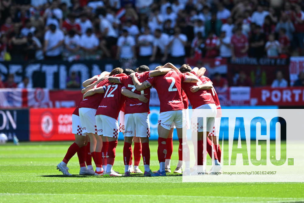 Bristol City v Preston North End EFL Sky Bet Championship 03 05 2025. Bristol City players huddle before kickoff during the EFL Sky Bet Championship match between Bristol City and Preston North End at Ashton Gate, Bristol, England on 3 May 2025. Bristol Ashton Gate Bristol England Editorial use only DataCo restrictions apply See www.football-dataco.com ,
