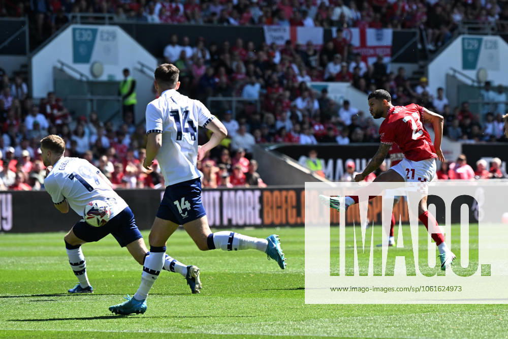 Bristol City v Preston North End EFL Sky Bet Championship 03 05 2025. Nahki Wells (21) of Bristol City shoots at goal and misses the target during the EFL Sky Bet Championship match between Bristol City and Preston North End at Ashton Gate, Bristol, England on 3 May 2025. Bristol Ashton Gate Bristol England Editorial use only DataCo restrictions apply See www.football-dataco.com ,
