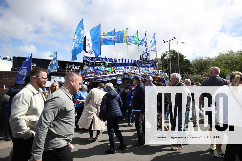 Liverpool, England, 3rd May 2025. Fans gather outside the stadium prior to the Everton vs Ipswich Town Premier League match at Goodison Park, Liverpool. Picture credit should read: Jessica Hornby Sportimage . SPI_020_JH_EVERTON_IPSWICH_TOWN_JPG SPI-3906-0022