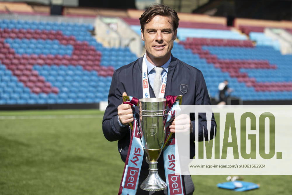 Burnley FC v Millwall FC - Sky Bet Championship Burnley FC manager Scott Parker holds the cup during the Sky Bet Championship match between Burnley and Millwall at Turf Moor in Burnley, on May 3, 2025. Burnley Lancashire