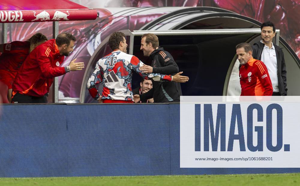 Football 1 Bundesliga 2024 2025, Matchday 32, RB Leipzig FC Bayern Munich, at the Red Bull Arena Leipzig, After the match, Harry Kane FC Bayern Munich is on the bench, but this time there are no cheers for the champions Shakehands with Thomas Müller FC Bayern Munich