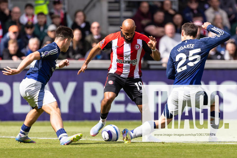 Football - 2024 2025 Premier League - Brentford vs Manchester United, ManU - Gtech Community Stadium - Sunday 2nd May 2025. Bryan Mbeumo (Brentford FC) dribbles the ball between Harry Amass (Manchester United) and Manuel Ugarte (Mannchester United) at the Gtech Community Stadium COLORSPORT DANIEL BEARHAM csp_bre_manu_db_06042025_