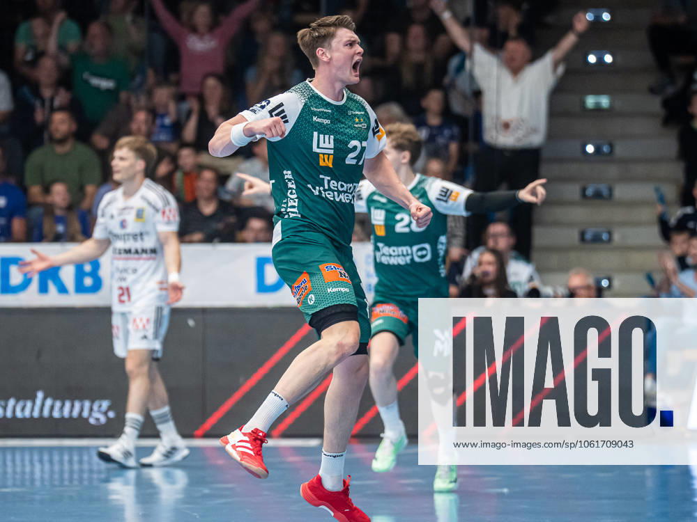 Oskar Sunnefeldt Frisch Auf Goeppingen, 27 cheers loudly after his goal shortly before the half-time break, Frisch Auf Goeppingen vs HC Erlangen, Handball, 1 Bundesliga, Men, 2024 2025 season, 04 05 2025, Frisch Auf Goeppingen vs HC Erlangen, Handball, 1 Bundesliga, Men, 2024 2025 season, 04 05 2025 Goeppingen