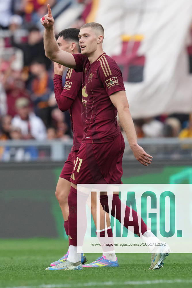 Romas Artem Dovbyk celebrates after scoring during the Serie A EniLive soccer match between Roma and Fiorentina at the Rome s Olympic stadium, Italy - Saturday May 4, 2025 - Soccer ( Photo by Alfredo Falcone LaPresse )