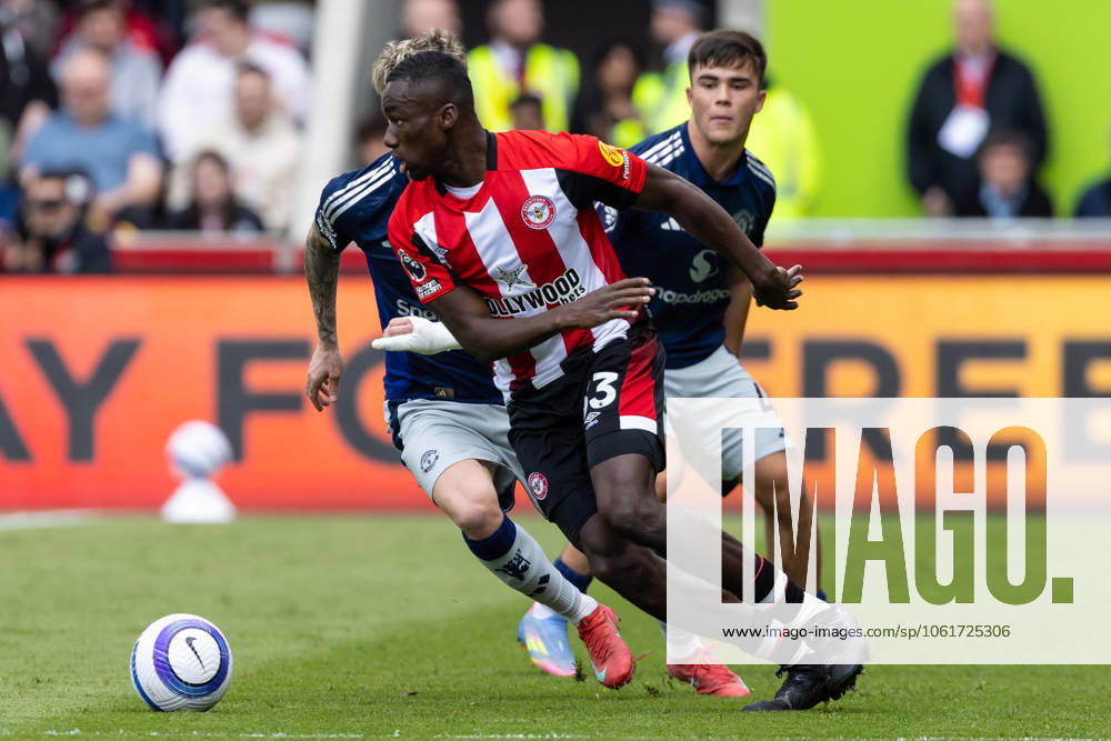 Football - 2024 2025 Premier League - Brentford vs Manchester United, ManU - Gtech Community Stadium - Sunday 2nd May 2025. Michael Kayode (Brentford FC) turns away from Alejandro Garnacho (Manchester United) at the Gtech Community Stadium COLORSPORT DANIEL BEARHAM csp_bre_manu_db_06042025_