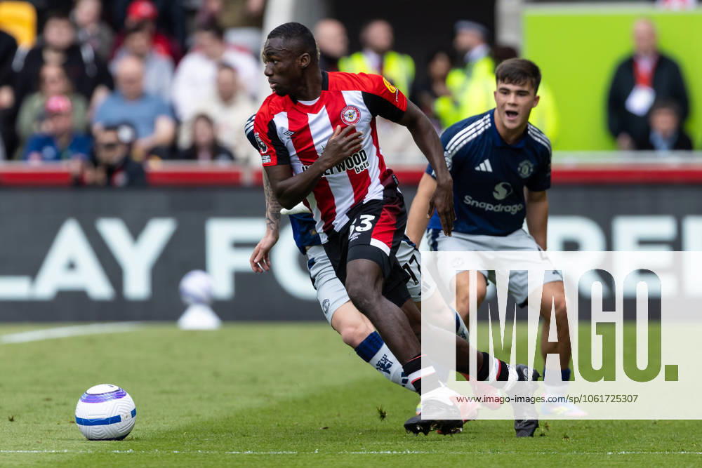 Football - 2024 2025 Premier League - Brentford vs Manchester United, ManU - Gtech Community Stadium - Sunday 2nd May 2025. Michael Kayode (Brentford FC) turns away from Alejandro Garnacho (Manchester United) at the Gtech Community Stadium COLORSPORT DANIEL BEARHAM csp_bre_manu_db_06042025_