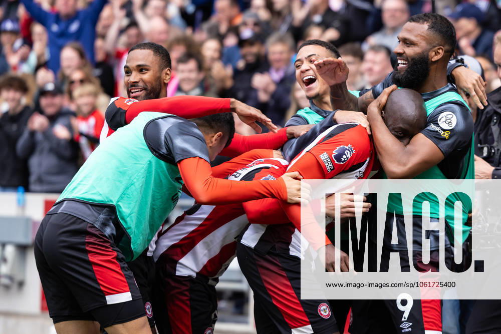 Football - 2024 2025 Premier League - Brentford vs Manchester United, ManU - Gtech Community Stadium - Sunday 2nd May 2025. Brentford players celebrate scoring their fourth goal at the Gtech Community Stadium COLORSPORT DANIEL BEARHAM csp_bre_manu_db_06042025_