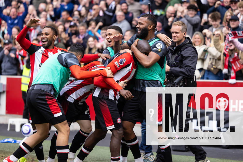 Football - 2024 2025 Premier League - Brentford vs Manchester United, ManU - Gtech Community Stadium - Sunday 2nd May 2025. Brentford players celebrate scoring their fourth goal at the Gtech Community Stadium COLORSPORT DANIEL BEARHAM csp_bre_manu_db_06042025_