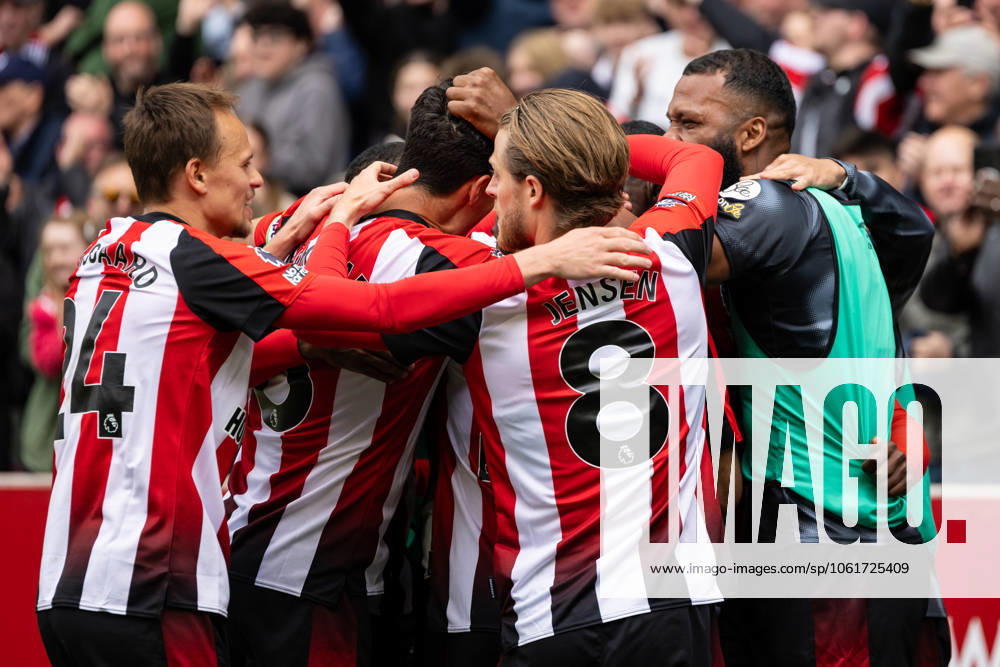 Football - 2024 2025 Premier League - Brentford vs Manchester United, ManU - Gtech Community Stadium - Sunday 2nd May 2025. Brentford players celebrate scoring their fourth goal at the Gtech Community Stadium COLORSPORT DANIEL BEARHAM csp_bre_manu_db_06042025_